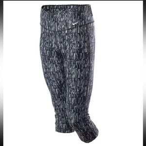Nike Women’s Power Poly Screen Printed Capri crop pant/leggings Size Medium